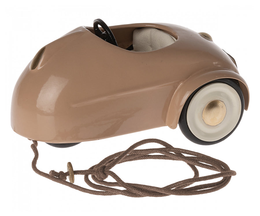 Maileg – Car for mouse in metal, color coral