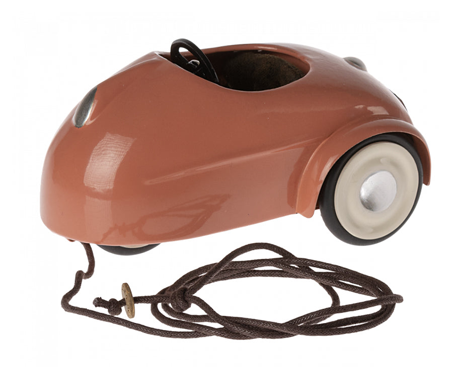 Maileg – Car for mouse in metal, color coral