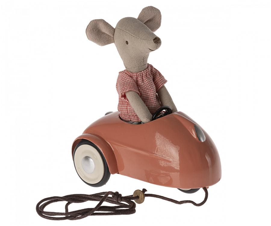 Maileg – Car for mouse in metal, color coral