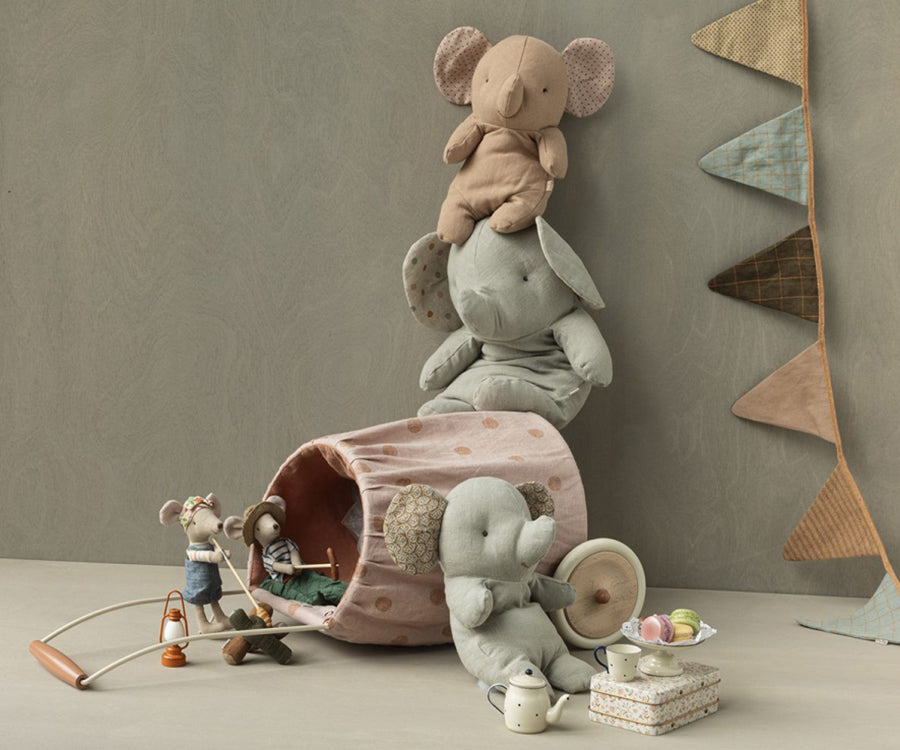 Maileg – Brasa set miniatyr med grillpinnar, stockar, korvar och marshmallows