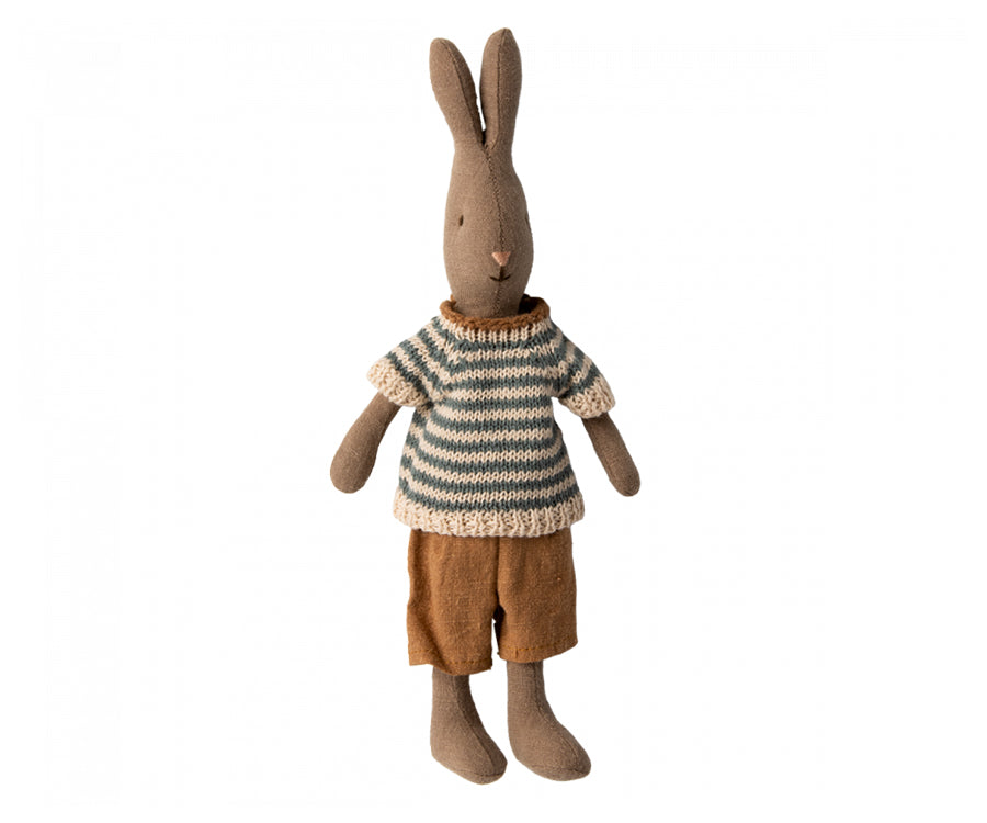 Maileg – Kanin pojke, med stickad randig tröja & bruna byxor, bunny size 1