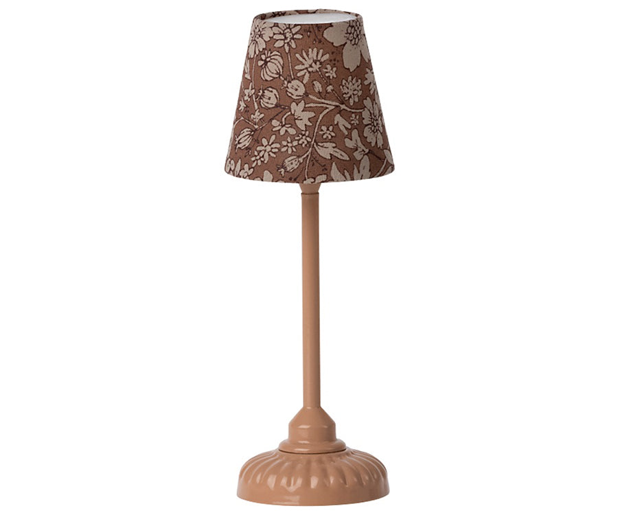 Maileg – Liten lampa miniatyr, golvlampa till dockhus rosa/brun (slutsåld kollektion)