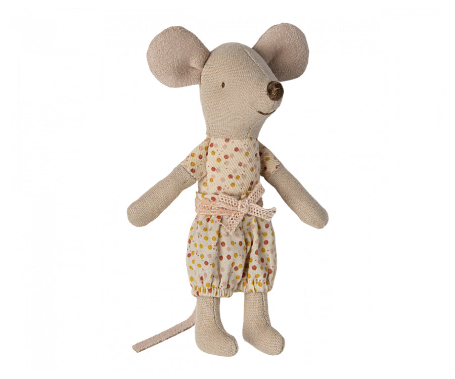 Maileg – Lillasyster mus med prickiga kläder i tändsticksask, magneter i händerna