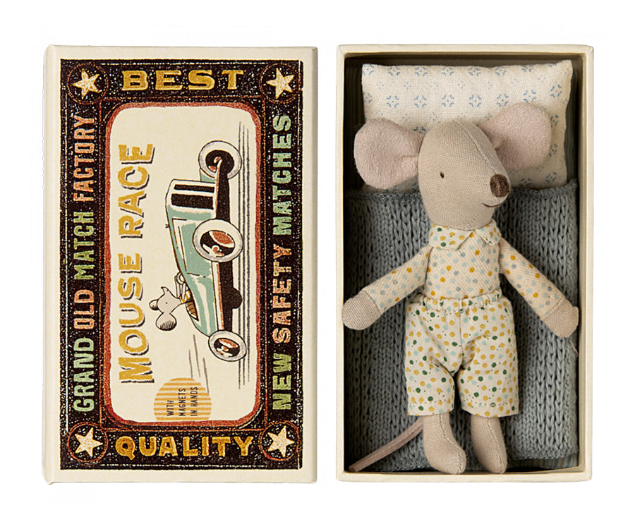 Maileg – Lillebror mus med prickiga kläder i tändsticksask, magneter i händerna