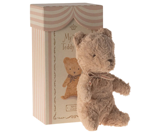 Maileg – Teddy nalle i fin ask, My first teddy, powder, gosedjur nallebjörn med rosett