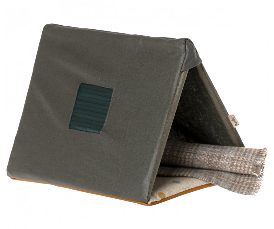 Maileg – Tält till mus, miniatyr enmanstält med filt, happy camper möss
