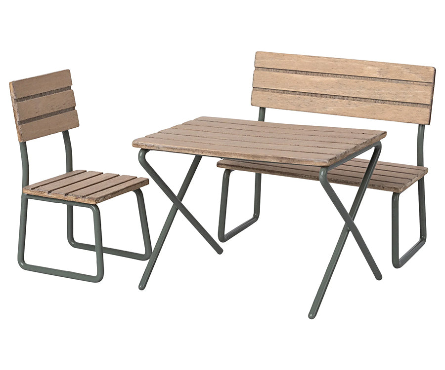 Maileg – Trädgårdsmöbler i trä, utemöbler med bord, stol och bänk för mus till dockhus (slutsåld kollektion)