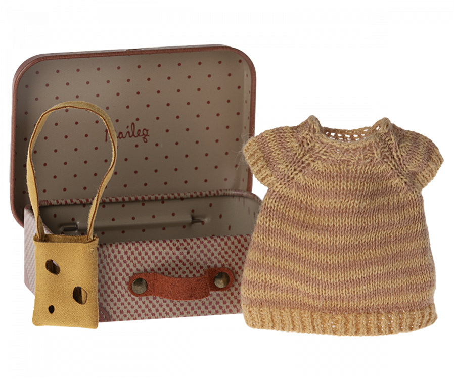Maileg – Stickad klänning och handväska för storasyster mus i resväska